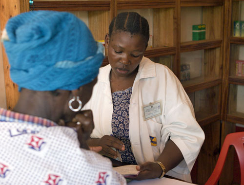 Un distribuidor de puntos de venta de medicamentos acreditados (ADDO) en Tanzania, un ejemplo de una colaboración exitosa y escalable entre el sector público y el privado. {Crédito de la foto: MSH.}