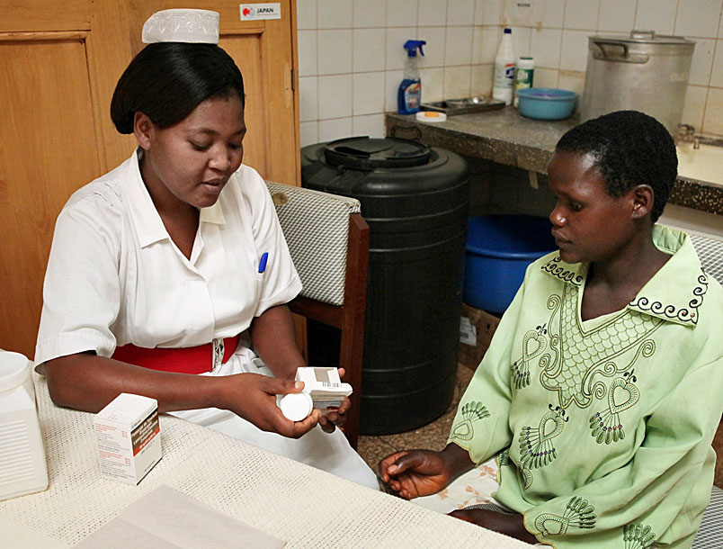 [Eine Klientin wird von einem Gesundheitspersonal zur Einhaltung ihrer Medikamente beraten; Uganda.] {Bildnachweis: MSH-Mitarbeiter.}