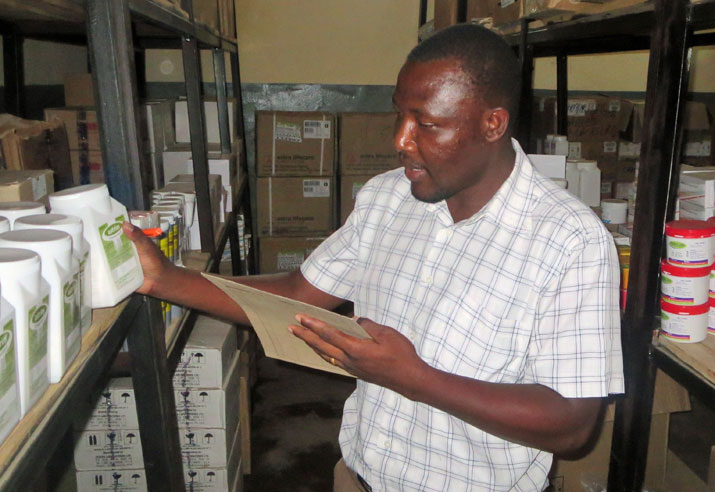 [Vincent Nanai effectue un inventaire de routine dans la pharmacie du district de Bariadi.] {Photo : Michael Bajile/MSH-Tanzanie}