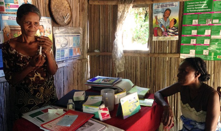 [Ein freiwilliger Gesundheitshelfer in Madagaskar zeigt, wie Depo-Provera bereitgestellt wird.] {Bildnachweis: Colin Gilmartin/MSH}