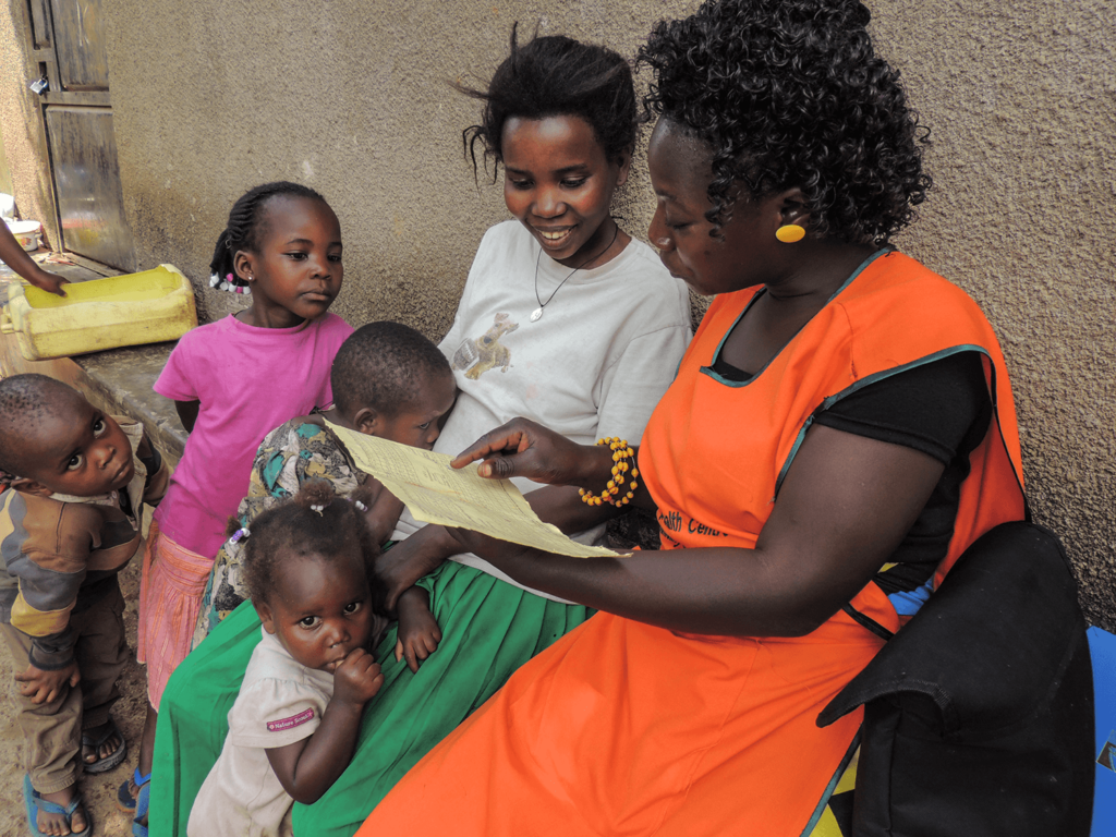 Un trabajador de la salud de la tuberculosis revisa a una familia sobre el tratamiento para el tratamiento de la tuberculosis multirresistente en Uganda
