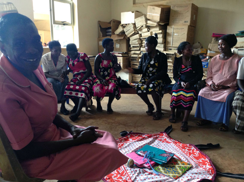 [Uma parteira em Uganda conduz uma sessão de atendimento pré-natal em grupo, uma abordagem que pode transformar a forma como o atendimento de qualidade é prestado e experimentado.] {Crédito da foto: Kate Ramsey / MSH}