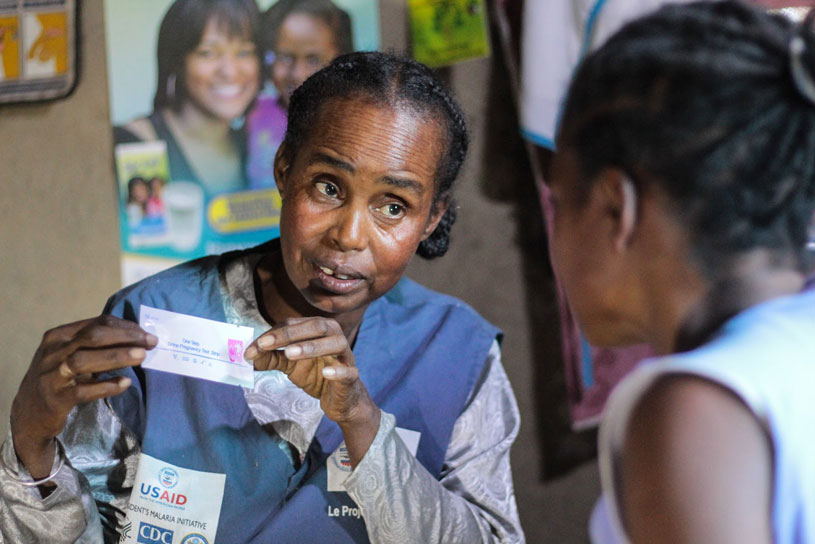 [Community Health Volunteer in einem abgelegenen Dorf Tulear, Madagaskar, gibt einer Kundin Anweisungen zur Anwendung von Schwangerschaftstests.] {Bildnachweis: Samy Rakotoniaina/MSH}