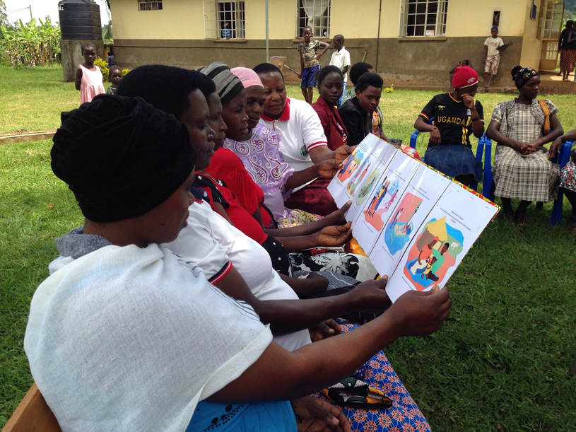 [Las mujeres aprenden sobre sus embarazos durante una sesión del club de embarazo en el este de Uganda]. {Crédito de la foto: Kate Ramsey / MSH}
