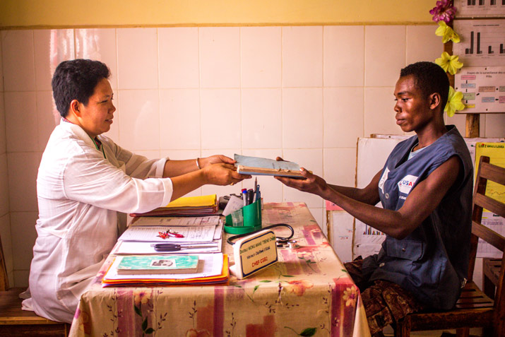 [A CHV from southwest Madagascar submits his reports to the head of a health center.]