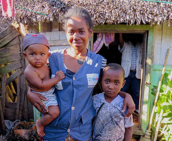 [Solange, con su hijo pequeño y su hija de 10 meses, imagina un futuro más saludable para su ciudad y está trabajando para el mejoramiento de todos los que viven allí]. {Crédito de la foto: Alison Baggen}