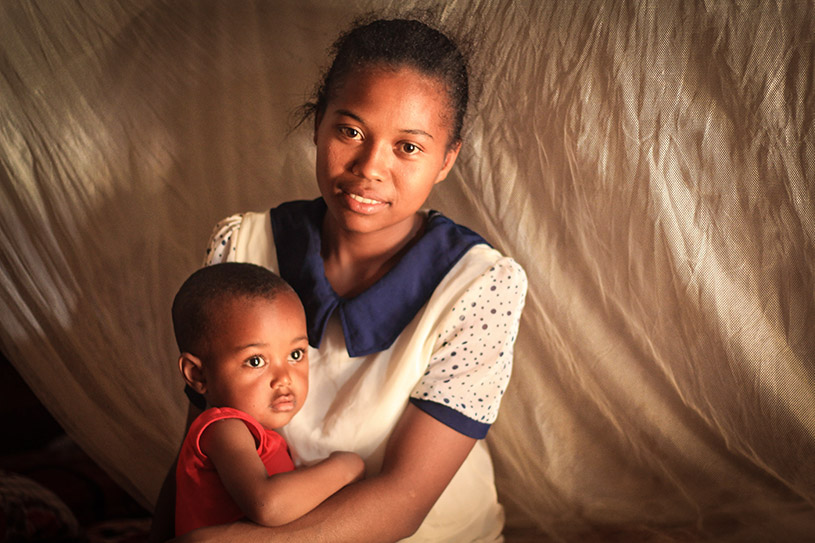 [Una madre en Madagascar que ha sido sensibilizada sobre el uso de mosquiteros] {Crédito de la foto: Samy Rakotoniaina / MSH}