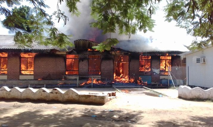 [Incêndio devido a uma onda de energia irrompe no Hospital Distrital de Mangochi, em Malauí, destruindo suprimentos essenciais de vacina.] {Crédito da foto: MSH}