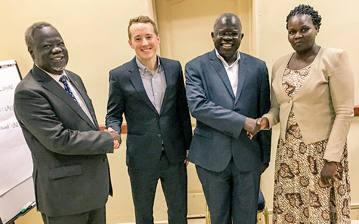 [Hon. Dr. Riek Gai Kok (Ministro de Salud, República de Sudán del Sur), Colin Gilmartin (MSH), Alfred Driwale (Consultor de MSH) y Presidente del Comité Parlamentario de Salud de la República de Sudán del Sur.] {Crédito de la foto: MSH}