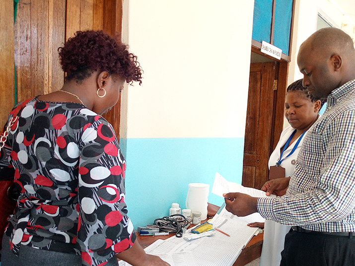 [Zwei Gesundheitstutoren beurteilen eine Krankenschwester für die Durchführung von Aufgabenteilungsaktivitäten im Distrikt Bagamoyo.]{Bildnachweis: Peter Mbago/MSH}