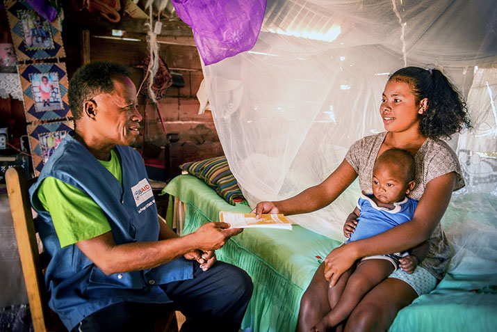 [Un voluntario comunitario de salud apoyado por USAID Mikolo hace una visita a domicilio.] {Crédito de la foto: Samy Rakotoniaina / MSH}