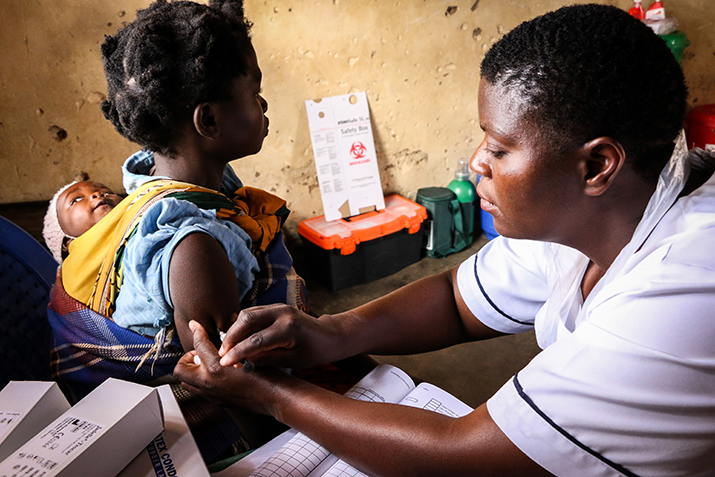 [A mother receives short-term family planning injectable from the outreach clinic in Mwanyali, Malawi.] {Photo by: Samy Rakotoniaina}