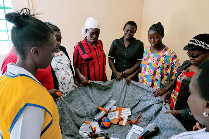 [Mulheres participam da cerimônia de abertura de uma sessão do clube de gravidez Lea Mimba em uma unidade de saúde no Quênia.] {Foto por M4ID}