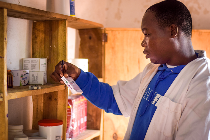[Un trabajador de la salud revisa productos para la malaria en una clínica privada en Balaka, Malawi.] {Crédito de la foto: Samy Rakotoniaina/MSH}
