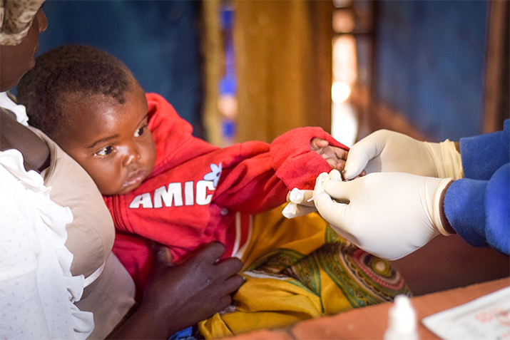 {Un trabajador de la salud utiliza una prueba de diagnóstico rápido para un bebé con síntomas de malaria en Balaka, Malawi. Crédito de la foto: Samy Rakatoniaina/MSH}