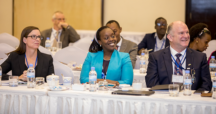 [De gauche à droite : Lisa Godwin, directrice du Bureau de la santé de l'USAID au Rwanda, Dr Diane Gashumba, ministre de la Santé du Rwanda, Alain Joyal, directeur du projet RHSS, Management Sciences for Health.] {Crédit photo : MSH Rwanda}