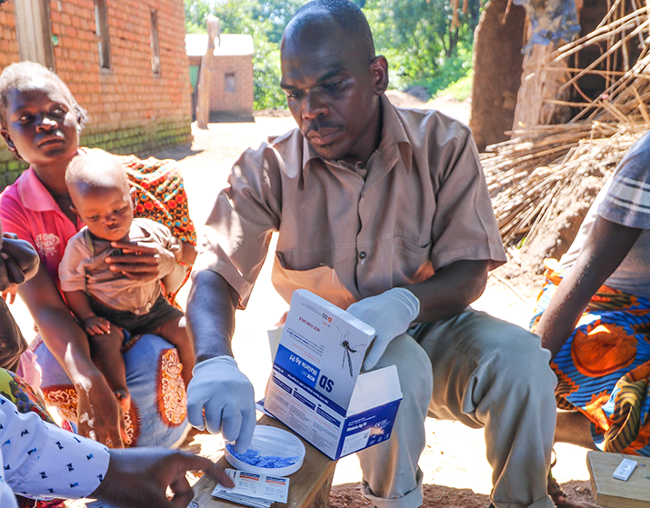 [Un agent de santé utilise un TDR pour tester un nourrisson pour le paludisme lors d'une visite à une clinique mobile. Crédit photo : Erik Schouten/MSH]