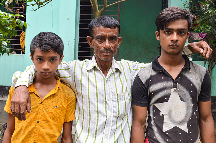 [Billal, at home with his two sons. Photo credit: Challenge TB Bangladesh]