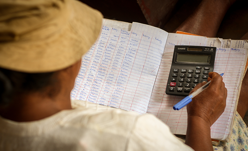 {Eine Sekretärin erfasst die wöchentlichen Inkassobeträge für eine Spar- und interne Kreditgruppe in Madagaskar. Bildnachweis: Samy Rakotoniaina/MSH}