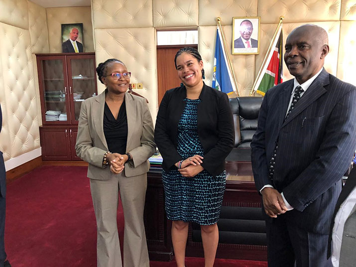 [Ndinda Kusu y Chemuttaai Langat con el gobernador Kivutha Kibwana después de la ceremonia de firma]