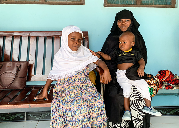 [Eine Mutter und ihre beiden Kinder warten darauf, in der Yombo-Apotheke in Bagamoyo, Tansania, behandelt zu werden. Die Einrichtung bietet Primärversorgung und verfügt vor Ort über eine Klinik für HIV-Behandlung und -Behandlung.] {Bildnachweis: Megan Montgomery/MSH}