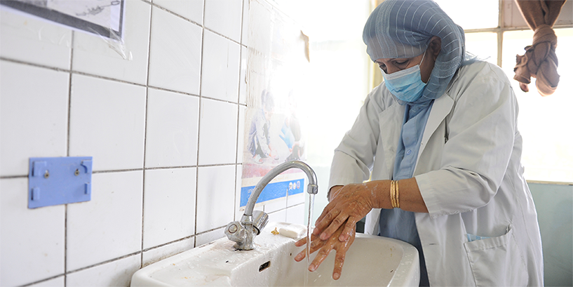 [Uma enfermeira afegã lava as mãos antes de cuidar de pacientes no hospital Wazir Akbar Khan, Cabul, Afeganistão. Crédito da foto: Jawad Jalali]