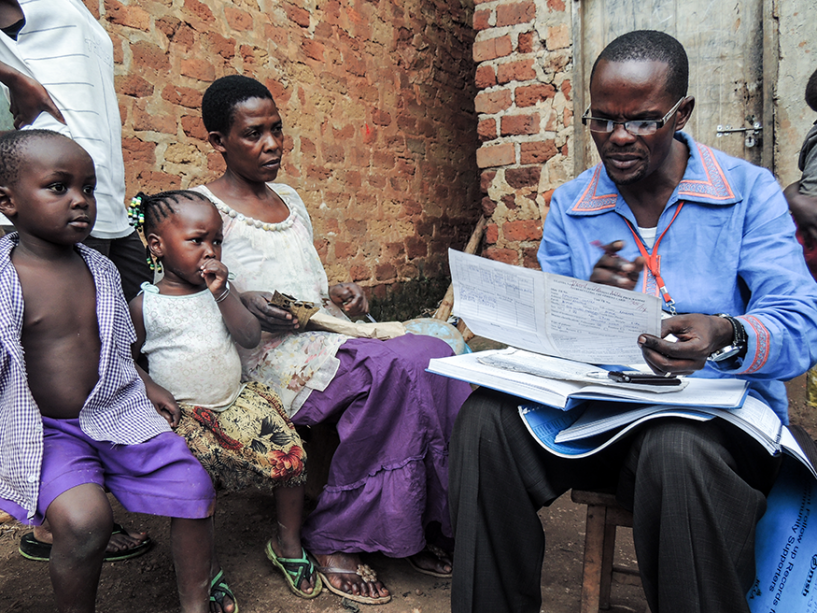 [David Kaliisa, ein TB-Community-Vermittler in Kawempe, Kampala, überprüft Celeb und ihre Tochter. Während beide wegen multiresistenter TB behandelt wurden, machte Kaliisa regelmäßige Hausbesuche, um ihre Einhaltung der Behandlung zu unterstützen. Bildnachweis: Diana Tumuhairwe/MSH.]
