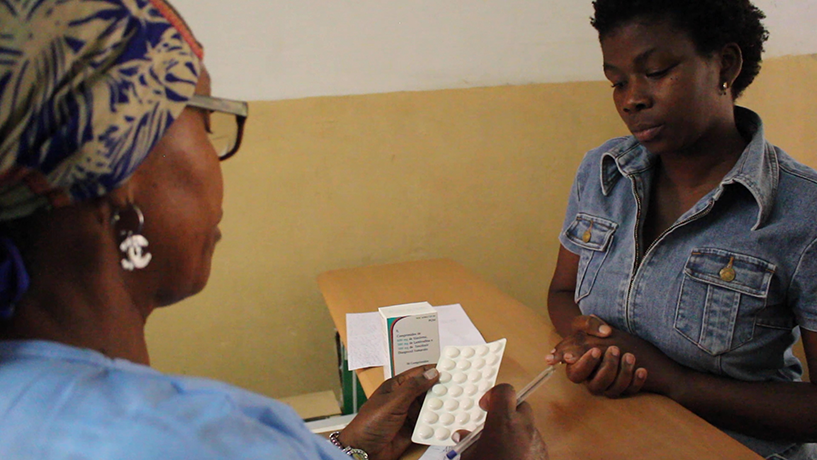 [Plus de 17,000 75 Angolais reçoivent un traitement contre le VIH dans sept établissements de santé soutenus par le projet et XNUMX pour cent des patients sous traitement antirétroviral ont atteint une charge virale indétectable.]