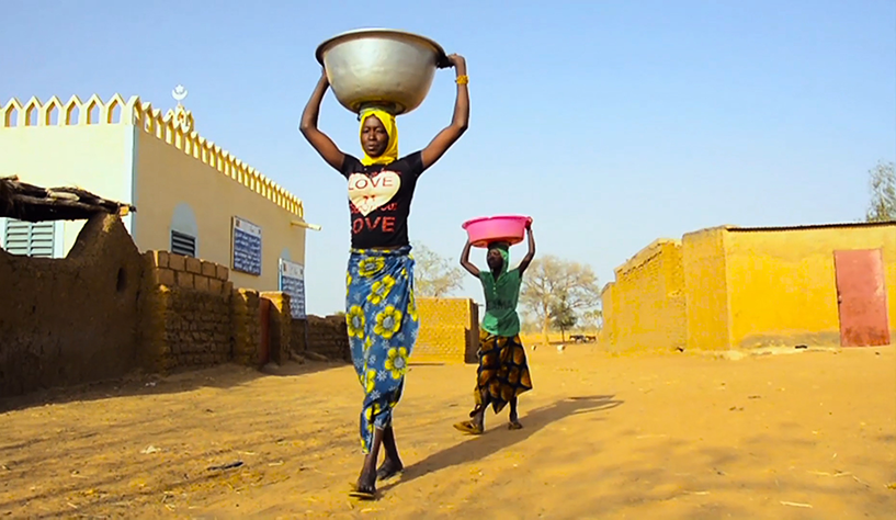 {Girls carry water to their homes in Mopti region, Mali. Photo credit: Debbo Alafia consortium/MSH}