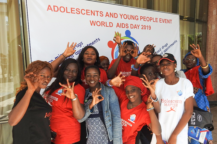 [Jugendliche und einige MSH-Mitarbeiter posieren für die Kamera nach dem Adolescent and Young People Program and Symposium in Abuja, Nigeria. Bildnachweis: Aor Ikyaabo/MSH]