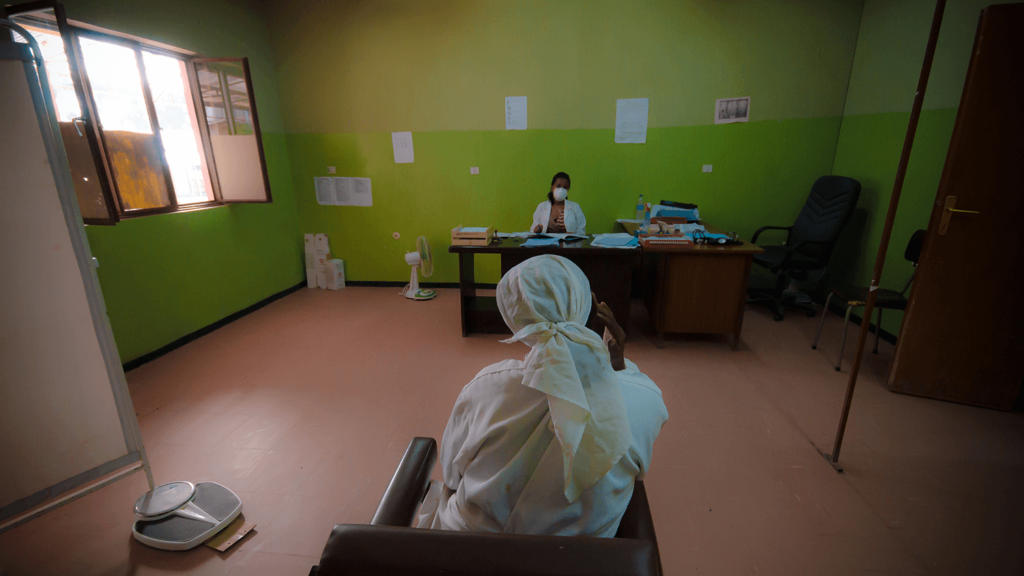 Médico y paciente con tuberculosis en Etiopía
