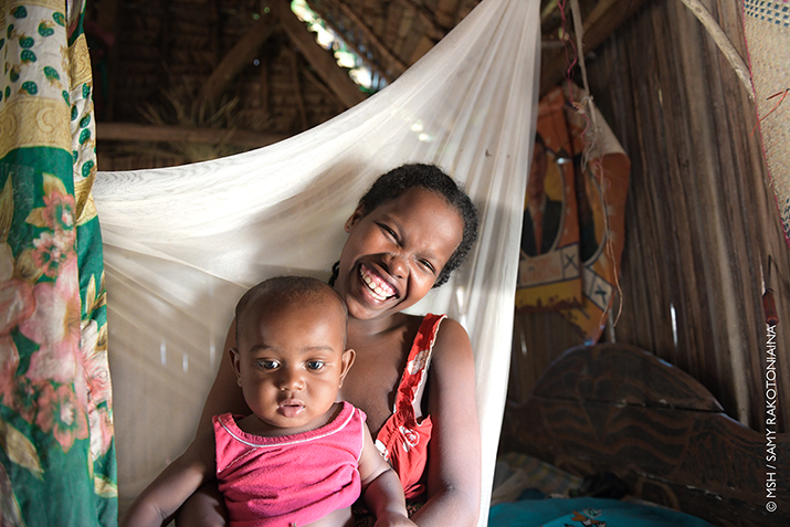[Uma mãe e seu filho sentam-se sob a rede em Vohipeno, Madagascar.] {Crédito da foto: Samy Rakotoniaina / MSH}