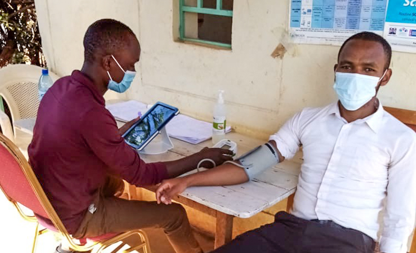 [Ein Patient wird von einem Arzt im Mukuyuni Sub-County Hospital in Kenia untersucht. Bildnachweis: Urbanus Musyoki]