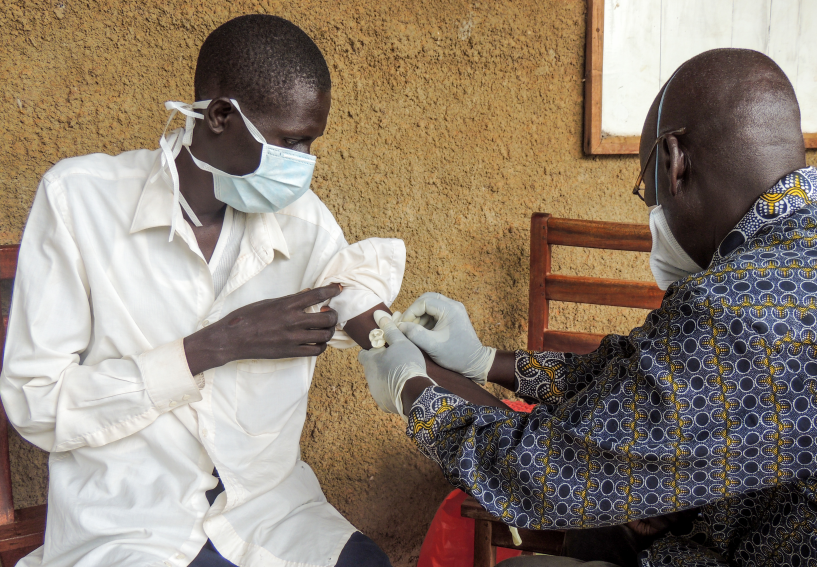 [Ein Gesundheitspersonal entnimmt einem XDR-TB-Patienten im Kitgum Hospital im Norden Ugandas eine Blutprobe. Bildnachweis: Diana Tumuhairwe/MSH]
