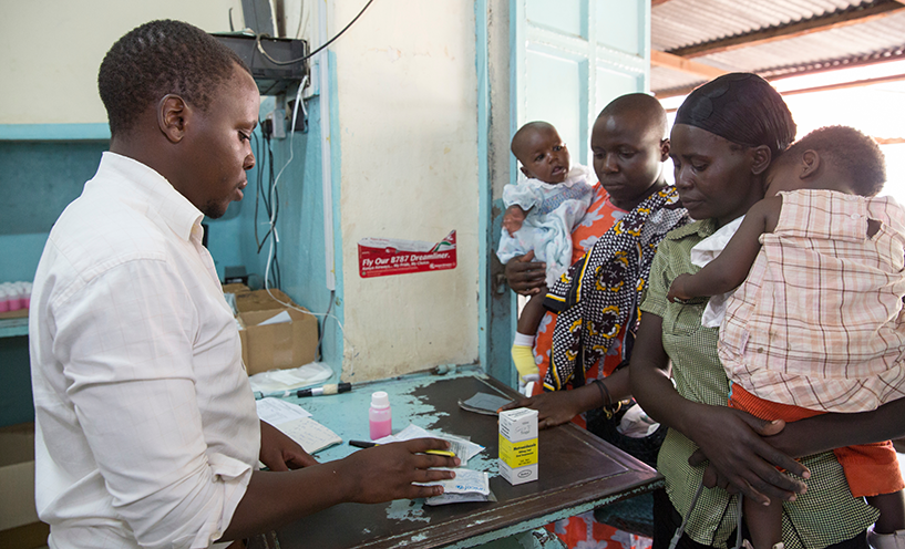 [Mütter holen Medikamente in einer Krankenhausapotheke in Kenia ab. Bildnachweis: Mark Tuschman]