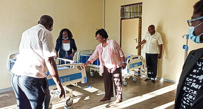 [A unidade de isolamento do Hospital Central Kamuzu de Lilongwe inclui uma sala de projeção; uma Unidade de Terapia Intensiva; enfermarias masculinas, femininas e pediátricas; e banheiros e chuveiros.] {Crédito da foto: Rejoice Phiri / MSH}