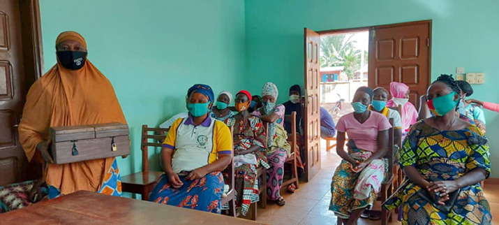 [Le groupement de femmes Iréti’mbè et Ifèomontayo à Adja-Ouèrè a réussi à augmenter ses revenus et à créer une caisse commune de solidarité afin de couvrir les coûts liés à la santé pour ses membres.] {Crédit photo : Modeste B. Gnitona}