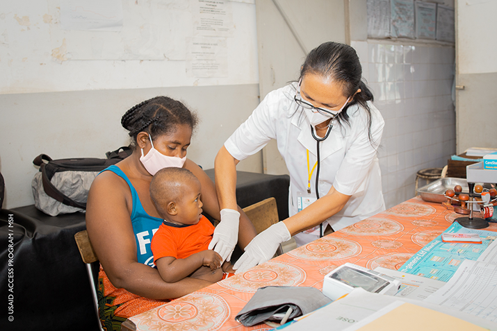 Dra. Rosette Raheliarinoro avalia uma criança com malária em Madagascar