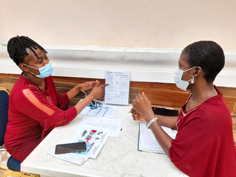 [Um profissional de saúde treina um colega no Centro de Atenção Primária à Saúde Agbowo no estado de Oyo, Nigéria. Crédito da foto: Taiwo Olarinde / MSH]