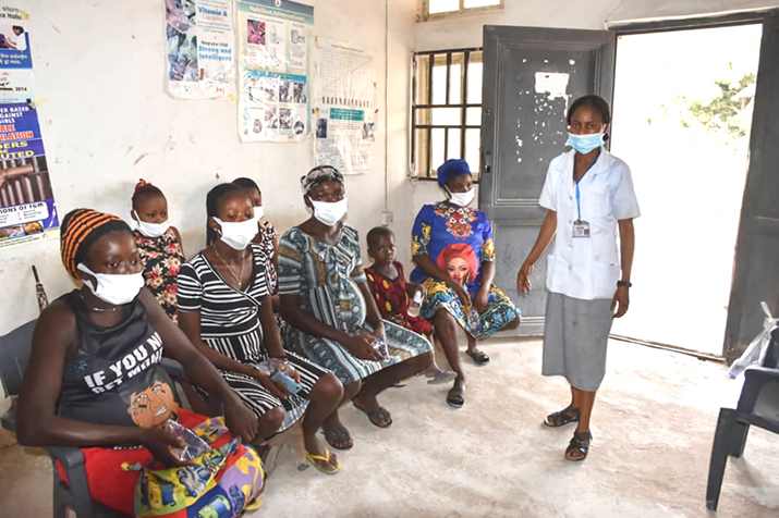 [Un trabajador de la salud aconseja a las mujeres embarazadas sobre la importancia de prevenir la malaria durante el embarazo en Ishelu, estado de Ebonyi, Nigeria. Crédito de la foto: Oluwatobiloba Akerele / MSH]