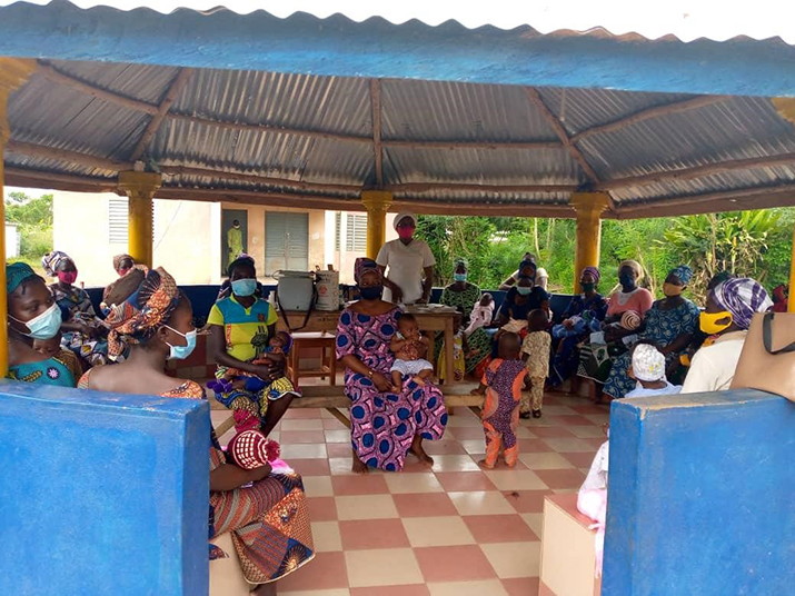 [Frauen im neu gebauten Wartezimmer warten auf die Impfung ihrer Kinder, November 2020.]{Bildnachweis: Barnabé Tchoudji}