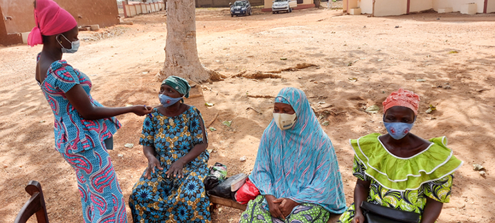 [[Mulheres do Grupo de Mulheres de Iréti'mbè e Ifèomontayo compartilham suas experiências na implementação de fundos de poupança de saúde. Crédito da foto: Raphaël Gnonlonfoun / MSH]