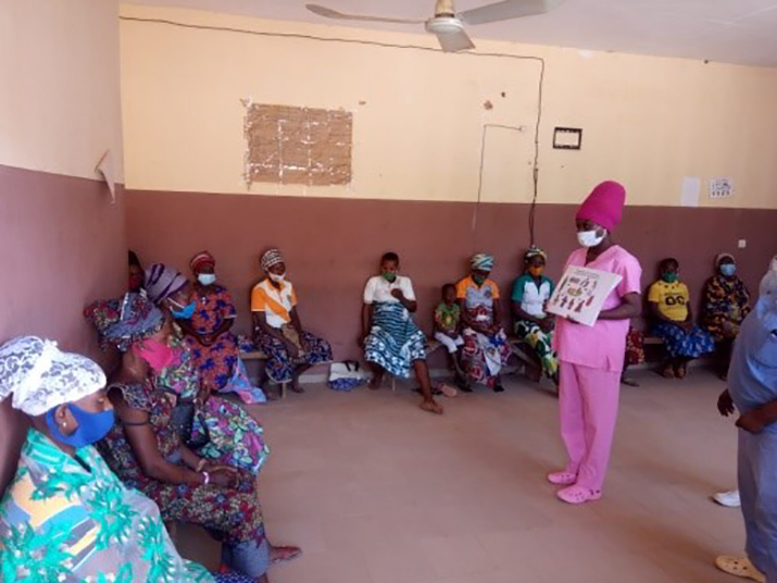[Funcionários da maternidade proporcionando uma sessão de conscientização para mulheres grávidas sobre os sinais de perigo durante a gravidez.] {Crédito da foto: Dr. Abdougafarou Mamam, Médecin Chef}
