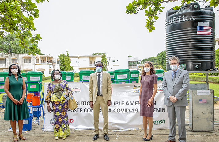 [De izquierda a derecha: Dr. Floride Niyuhire; Sra. Elise Fatiman Kossoko Kossouoh; Dr. Pétas Akogbéto; Sra. Patricia Mahoney; y el Sr. Carl Anderson. Crédito de la foto: Les Angles d'Afrique]
