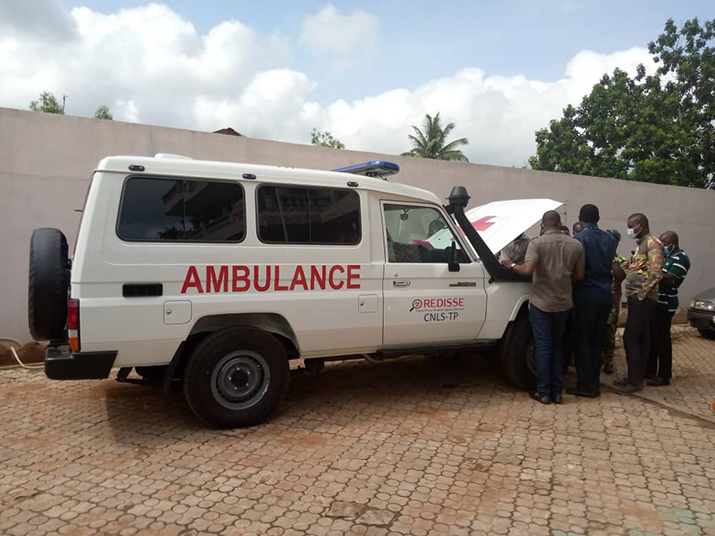 [Official donation of the ambulance to the department of Plateau. Photo credit: Barnabé Tchoudji]