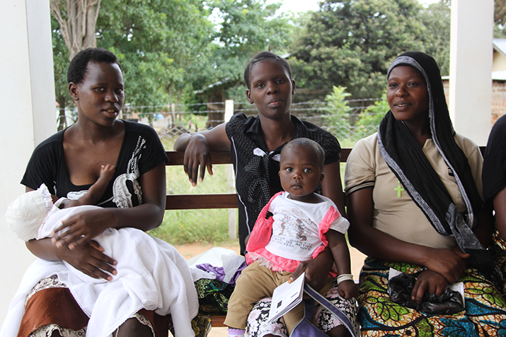 [Des femmes attendent de recevoir des services à l'extérieur d'un centre de santé en Tanzanie. Crédit photo : Brooke Huskey/MSH]