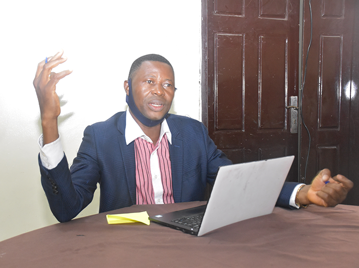 [Biodun Akande, Subdirector, Planificación de Investigación y Estadísticas, Ministerio de Salud del Estado de Oyo, hablando durante la entrevista. Crédito de la foto: Jay Okpokpolom, MSH]