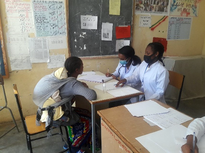 Binnenvertriebene werden in Tigray, Äthiopien, auf TB, COVID-19 und HIV untersucht. Bildnachweis: MSH-Mitarbeiter