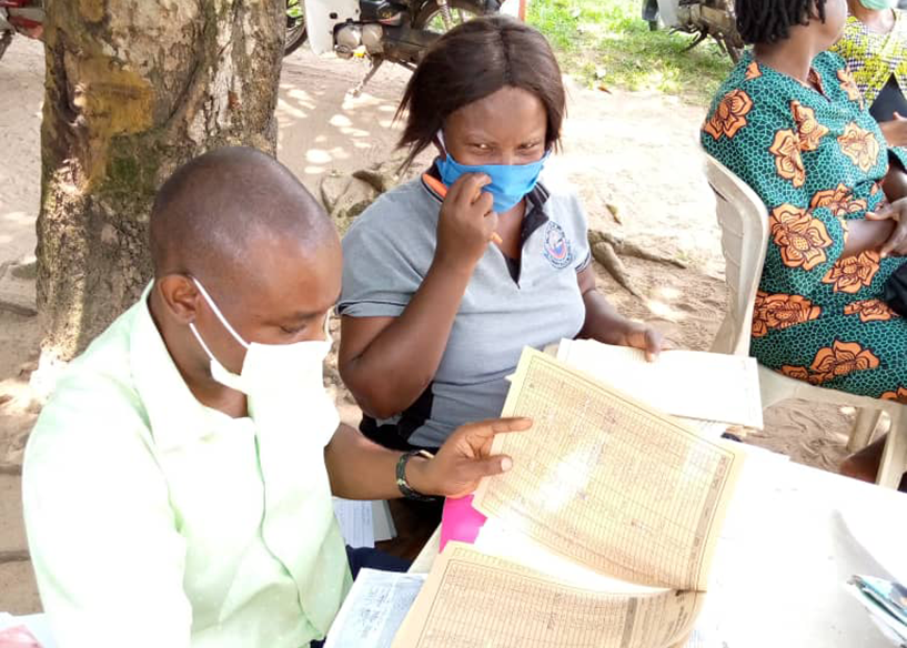 {Die Projektmitarbeiter von PMI-S Nigeria arbeiten daran, die Datenvalidierung und -triangulation für Gesundheitseinrichtungen in Akwa Ibom, Nigeria, sicherzustellen. Bildnachweis: Kufre-Abasi C Ekanem/MSH}