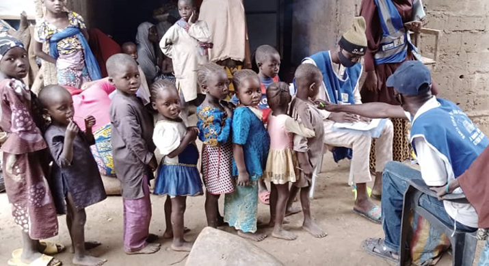 [Trained community drug distributors administer preventative treatment for malaria to children under five living in a camp for internally displaced persons in Zamfara State, Nigeria.] {Photo credit: Dr. Sherifah Ibrahim/MSH}